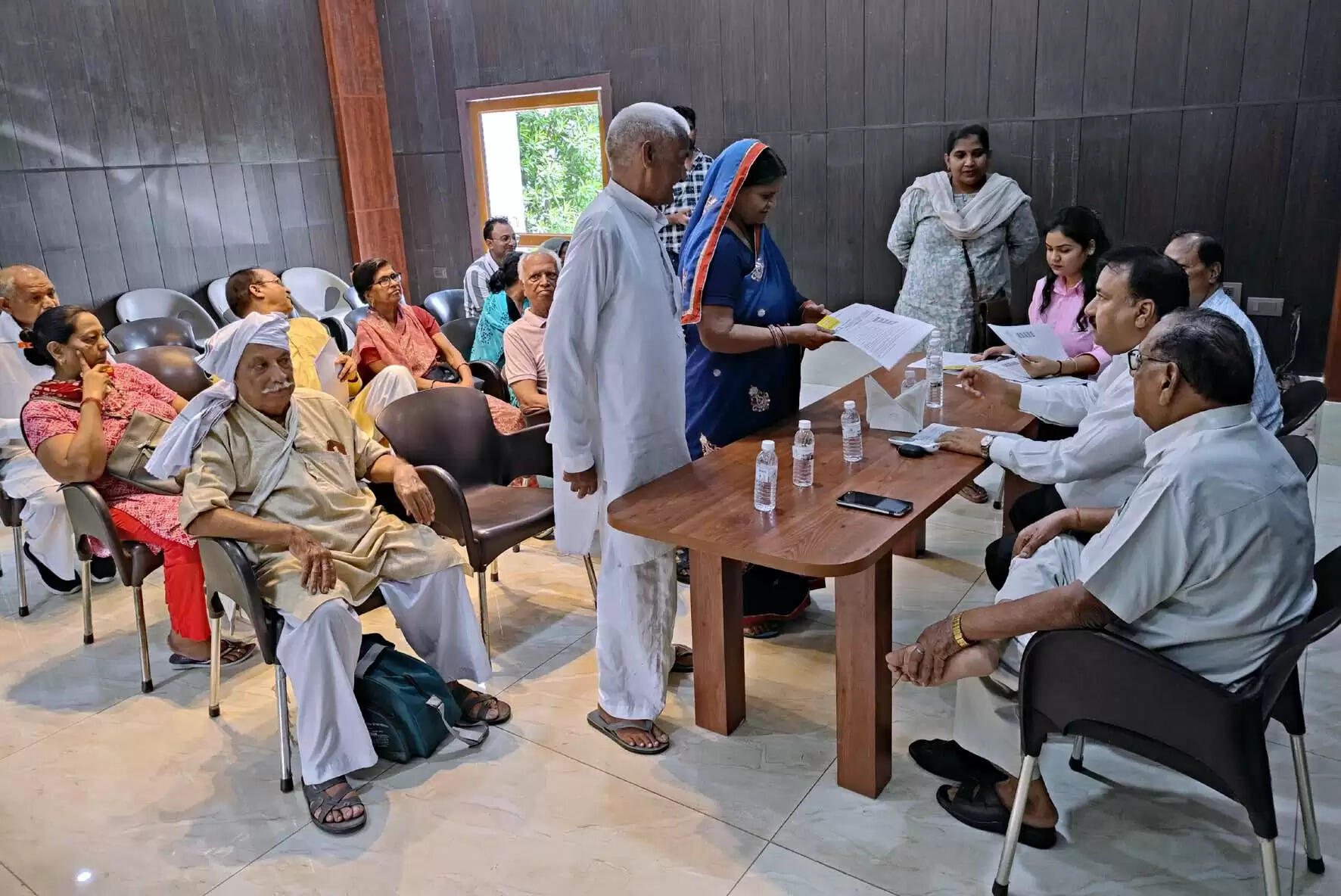 हिसार : अग्रसेन भवन ट्रस्ट ने आठ और बुजुर्गों को मुफ्त हवाई सेवा से अयोध्या भेजा