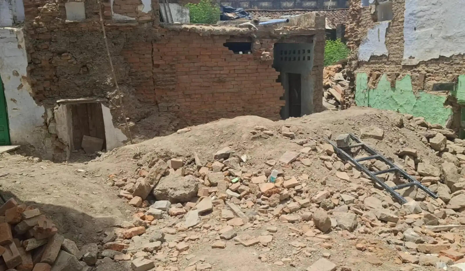 दमोह: खुदाई में निकले पुराने चांदी के सिक्कों ने बढ़ाया रहस्य, मजदूर और मकान मालिक आमने-सामने
