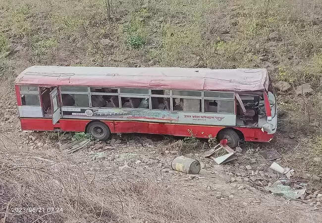 सोनभद्र : मारकुंडी घाटी में 50 फिट नीचे पलटी रोडवेज बस, 21 यात्री घायल