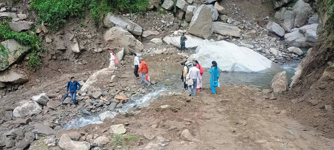 भीषण आपदा में सीमांत क्षेत्र में तबाही, शिक्षकों और छात्रों की जान पर संकट