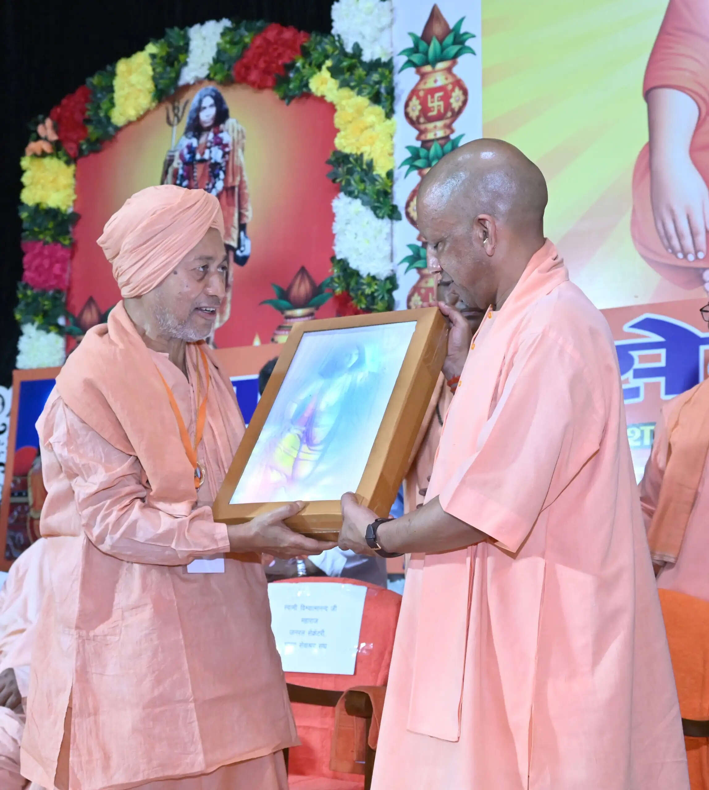 धन के निमित्त धर्म नहीं त्यागूंगा, छिड़ गया युद्ध तो बम-गोले भी दागूंगा : योगी आदित्यनाथ