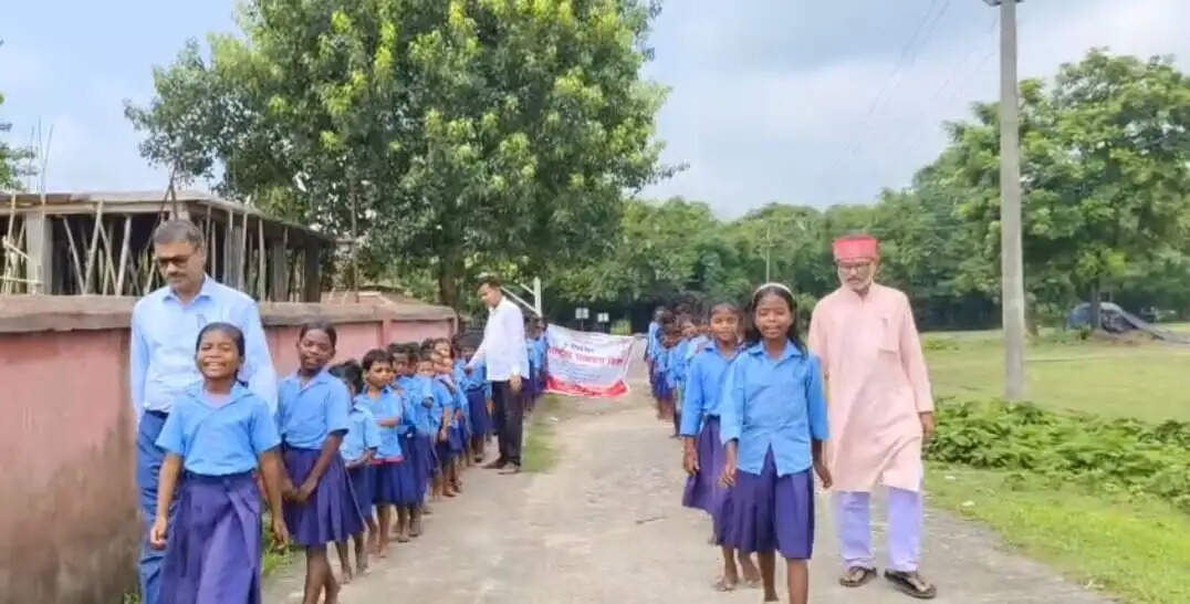 अंतर्राष्ट्रीय साक्षरता दिवस पर स्कूली बच्चों ने निकाली जागरूकता रैली