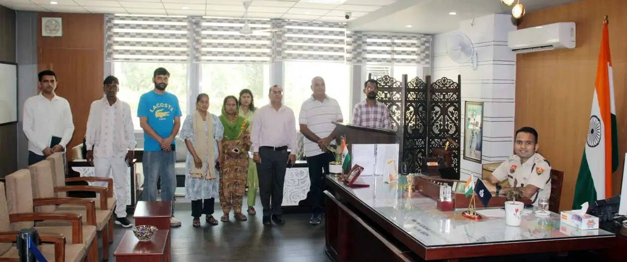 हिसार पुलिस ने लाखों के गुमशुदा 14 मोबाइल फोन असल मालिकों के हवाले किए