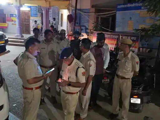 करौली में ट्रक ओवरटेक के दौरान हादसा, तीन बाइक सवार युवकों की मौत