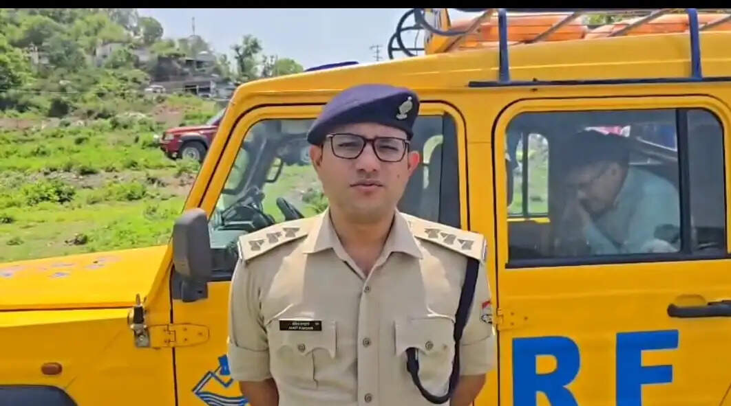 मसूरी में 500 मीटर गहरी खाई में गिरी कार, महिला की मौत, राहत-बचाव जारी
