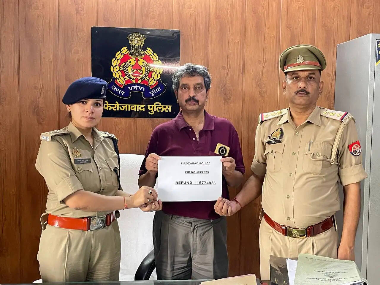 पुलिस टीम ने लौटवाई साइबर ठगी का शिकार पीड़ित की 15 लाख से अधिक की धनराशि, चेहरे पर आई खुशी