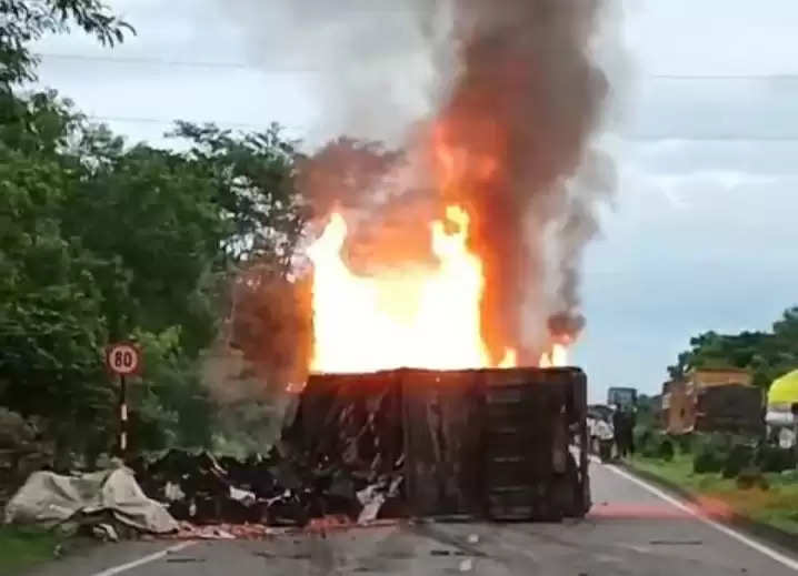 टायर फटाने से चलते ट्रक बना आग का गोला, वीडियो बनाने में दो ट्रक आपस में टकराए