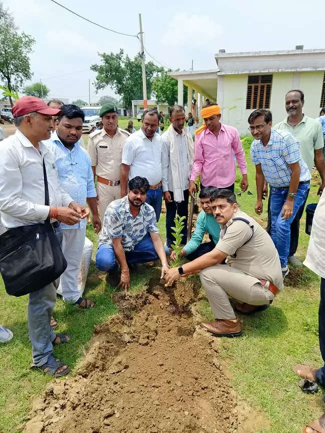 हरियाली बढ़ाने के लिए हर ग्राम पंचायत स्तर पर चल रहा है पौधारोपण अभियान