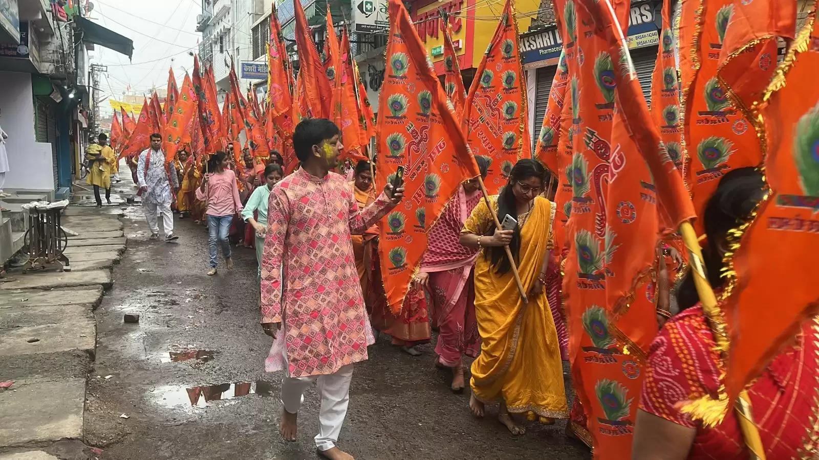 श्री खाटु श्याम भक्त मंडल द्वारा 251 निशान के साथ निकली भव्य शोभा यात्रा