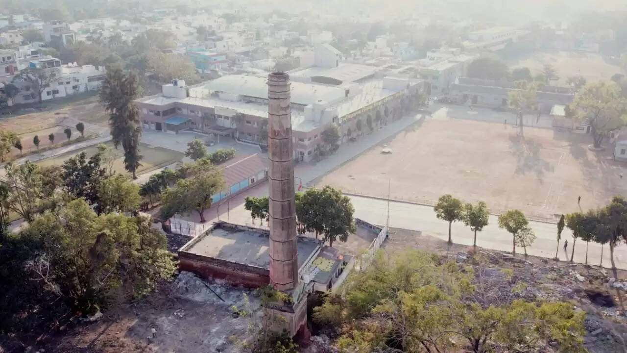 उज्जैनः लोटी स्कूल परिसर में खड़ी डेढ़ सौ फीट ऊंची चिमनी डेढ़ मिनिट में ढही