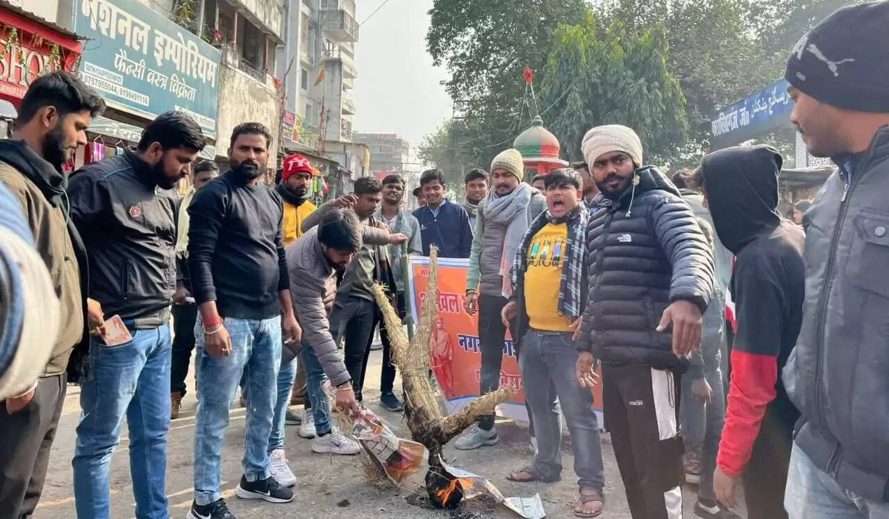 अभाविप ने बांग्लादेश सरकार के खिलाफ किया प्रदर्शन, फूंका पुतला