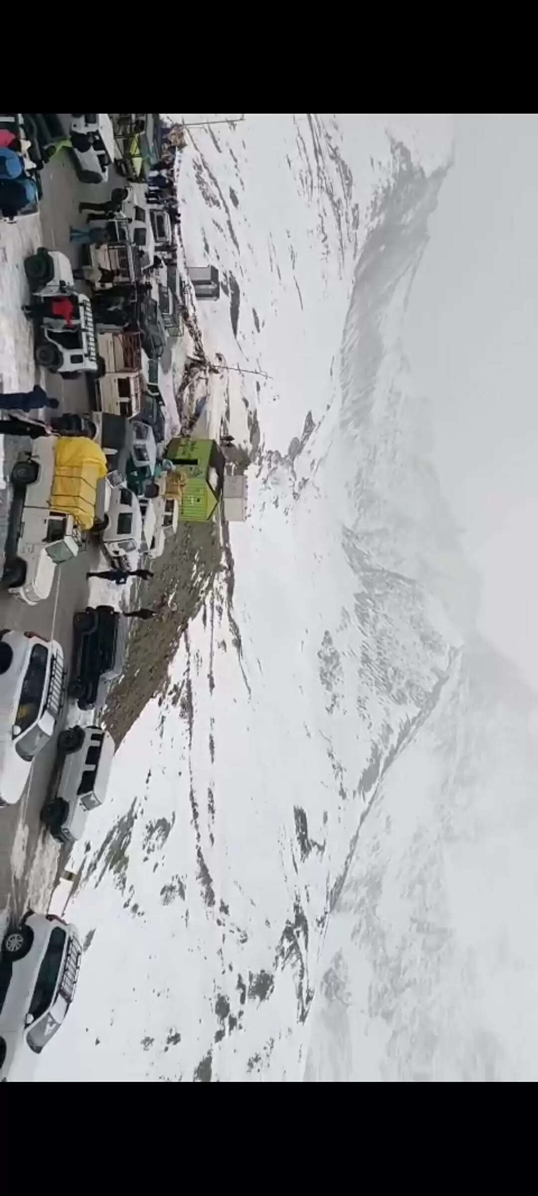 शिकुला में बर्फबारी का आनंद ले रहे पर्यटक