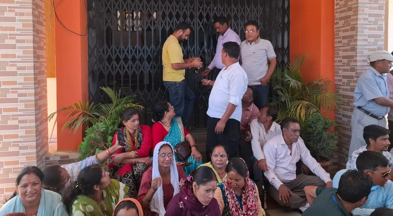 प्रधान संगठन ने मांगों को लेकर किया सीडीओ कार्यालय पर तालाबंदी
