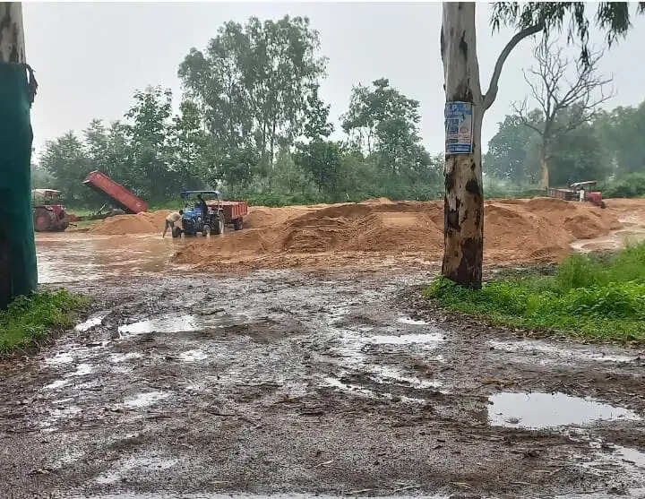 अम्बिकापुर : एनजीटी के नियमों की धज्जियां उड़ाकर मांड नदी से रेत का अवैध खनन जारी, प्रशासनिक चुप्पी पर उठे सवाल