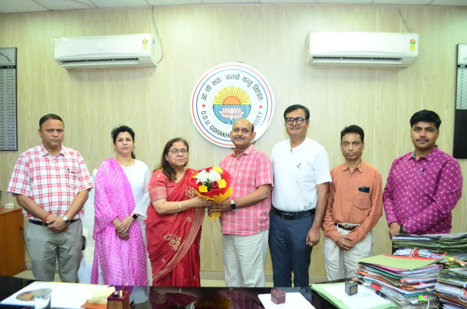 गोरखपुर विश्वविद्यालय : कुलपति प्रो. पूनम टंडन ने किया ’भारतीय मॉडल’ विषयक पुस्तकाें का विमोचन