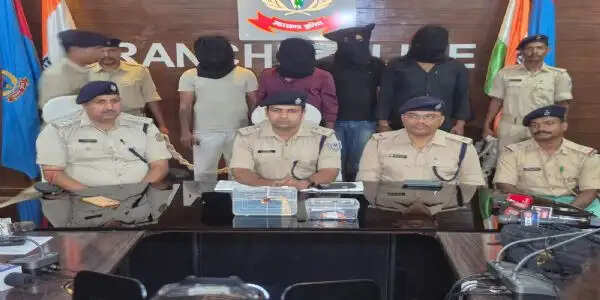 बस लूट की कोशिश नाकाम, हथियार के साथ चार गिरफ्तार