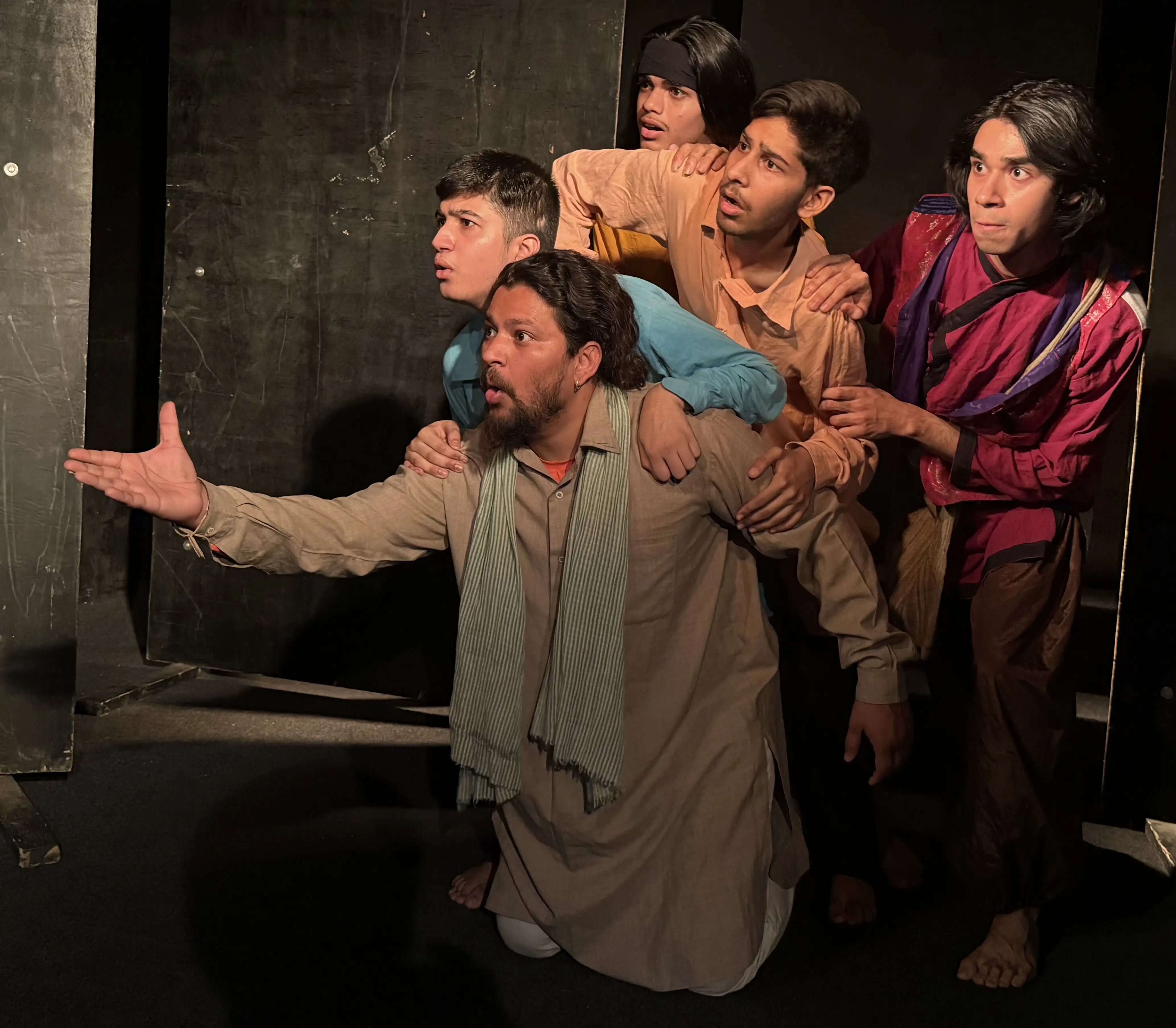 नटरंग के मंच पर गूंजा ‘तीन अपाहिज’, सामाजिक विसंगतियों पर किया तीखा प्रहार