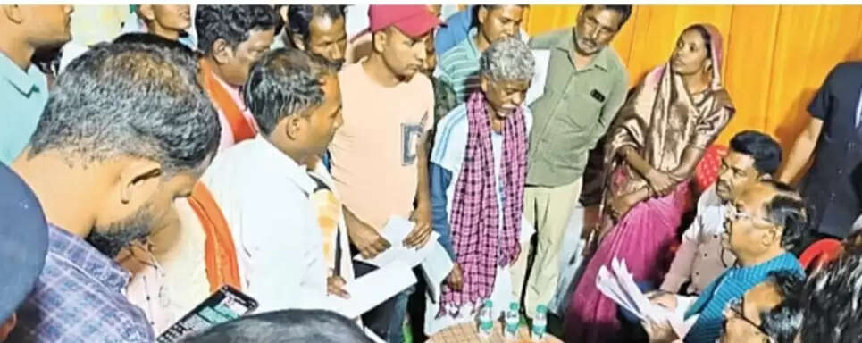 बलरामपुर : लो वोल्टेज की समस्या से जूझ रहे ग्रामीणों ने मंत्री से लगाई गुजर