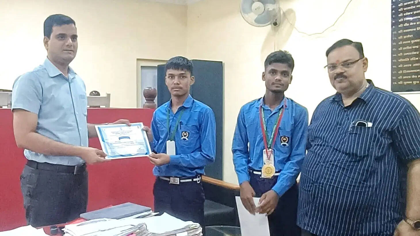सी.वी. रमन टैलेंट सर्च में सोनैली आवासीय विद्यालय के छात्रों का जलवा, डीएम ने किया सम्मानित