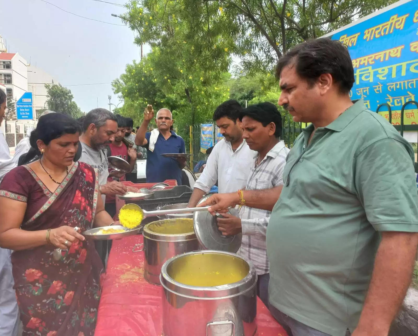 यात्रियों के लिए लगाया भंडारा