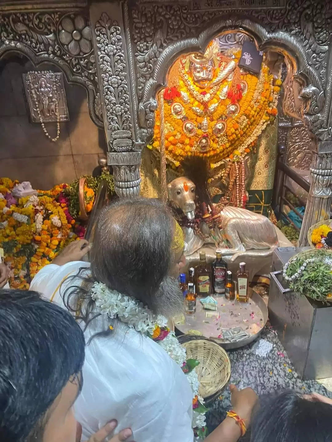 श्री श्री रविशंकर ने बाबा काशी विश्वनाथ व काल भैरव मंदिर में किया दर्शन पूजन