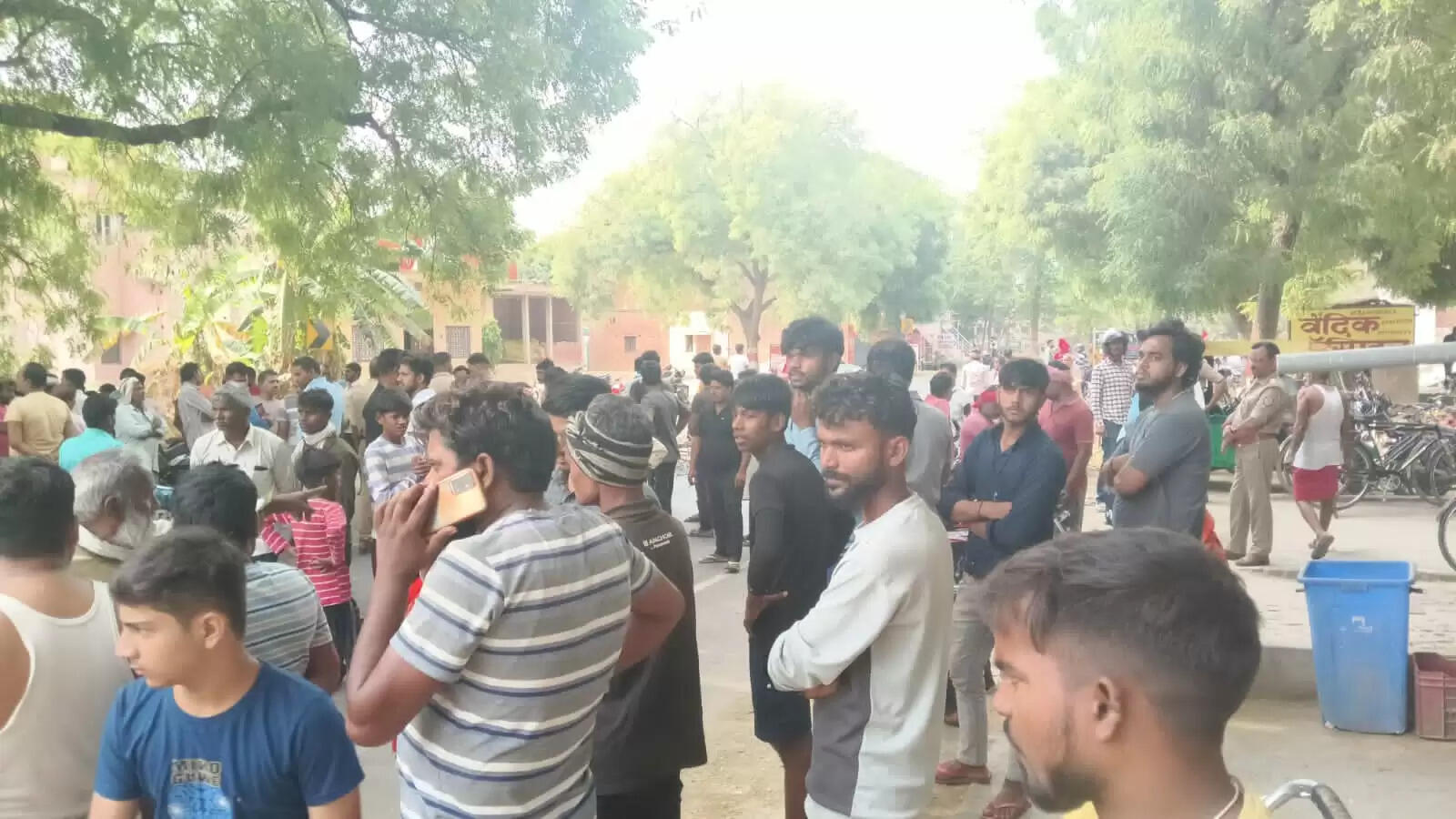 मिर्जामुराद में तेज रफ्तार डंपर ने ली युवक की जान, दो घायल,चक्काजाम