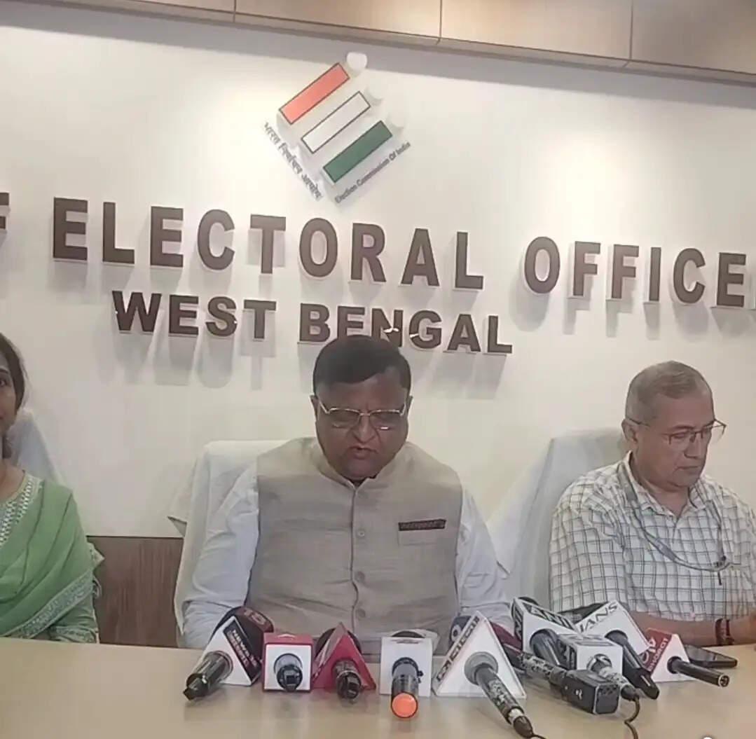 कोलकाता के एक स्ट्रॉन्ग रूम में तृणमूल का हंगामा, चुनाव आयोग ने उम्मीदवारों के आरोपों को खारिज किया
