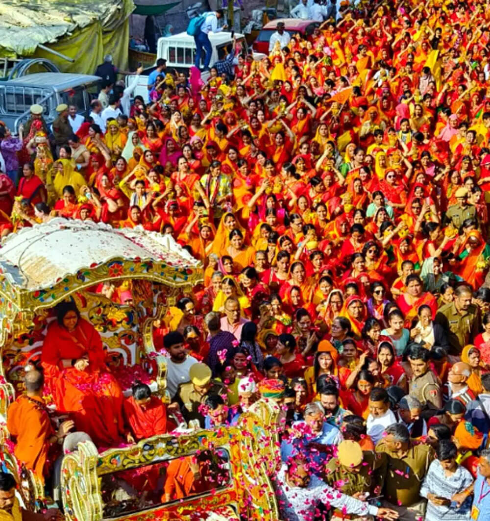 पांच किलोमीटर तक घूमी कलश यात्रा : 51 कुंडीय विश्व शांति महायज्ञ और श्री मद्भागवत कथा शुरु
