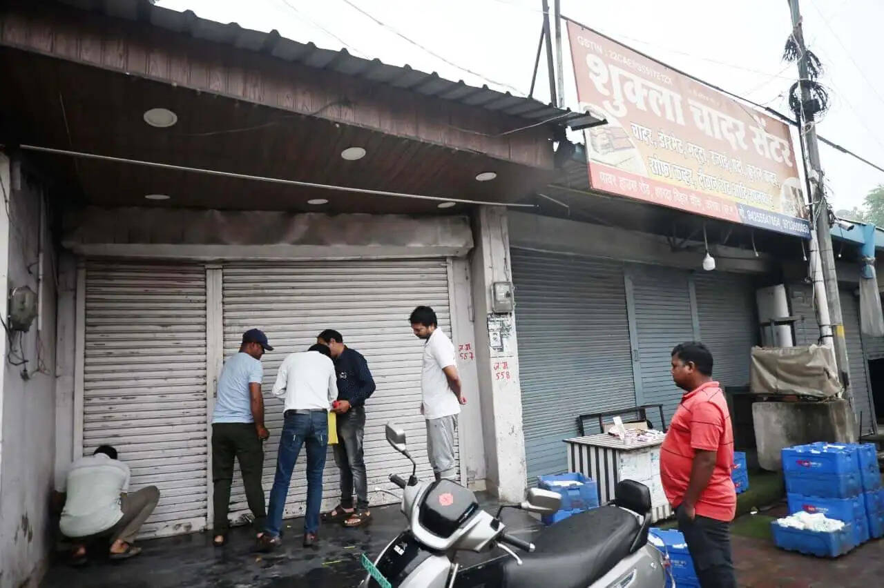 संपत्तिकर और दुकान किराया बकाया पर निगम की बड़ी कार्रवाई, कोरबा में चार दुकानें सील
