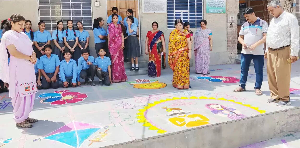‘उछब थरपणा’ के तहत बालक- बालिकाओं ने रंगोली-मांडणा उकेरे