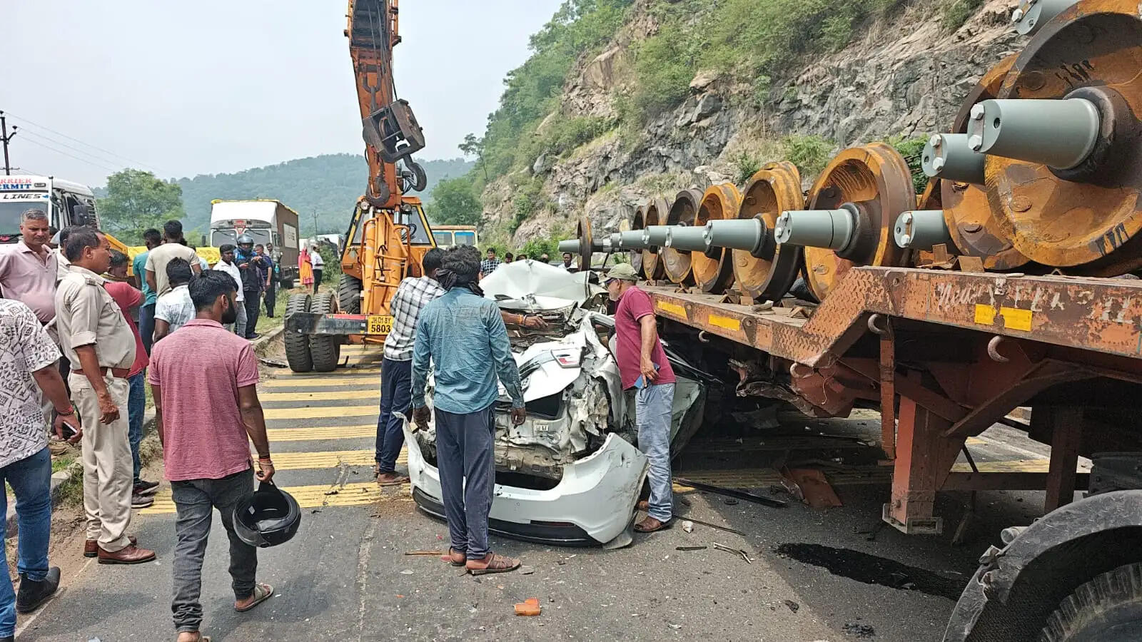 चुट्टूपालू घाटी में ब्रेक फेल ट्रेलर ने बस समेत नौ वाहनों को मारी टक्कर, कई लोग घायल