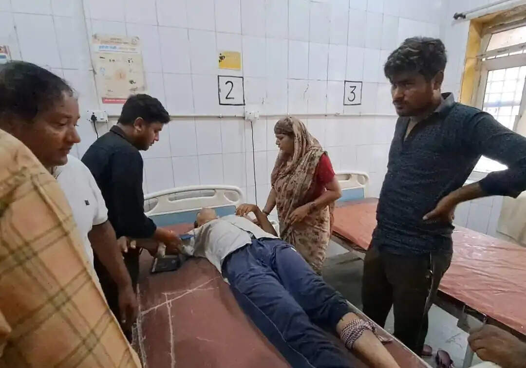 हाथरस में व्यक्ति को सांप ने डसा, जिला अस्पताल में हो रहा उपचार