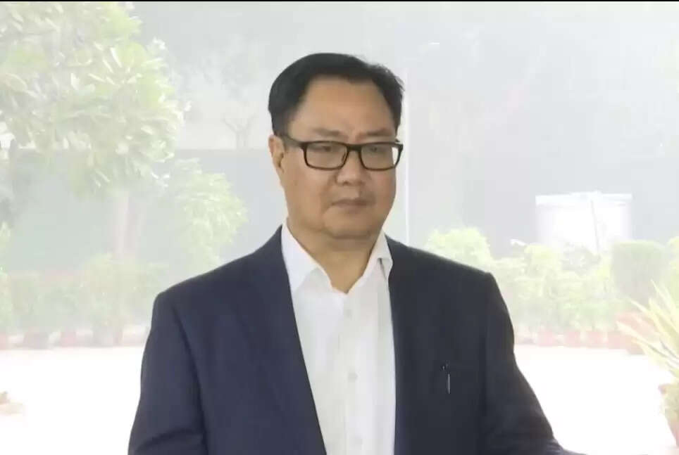 रिजिजू ने प्रधानमंत्री पर टिप्पणी के लिए खरगे और राहुल से संसद में माफी की मांग की