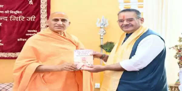(फोटो) मंत्री गणेश जोशी ने महामंडलेश्वर अवधेशानंद गिरी महाराज से की भेंट