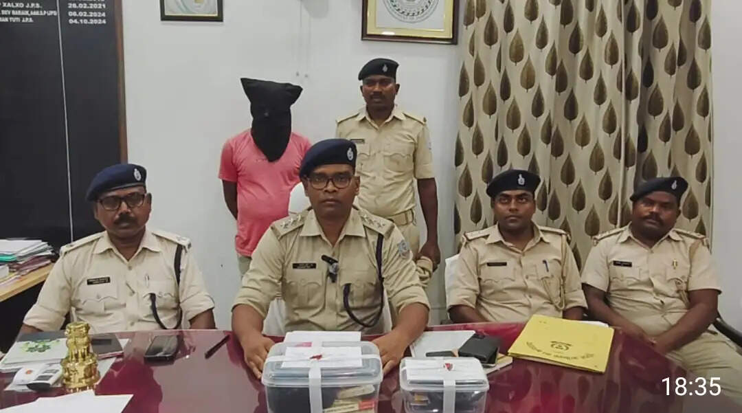 गांजा बेचते एक व्यक्ति गिरफ्तार, 70 पुड़िया गांजा और नकदी बरामद