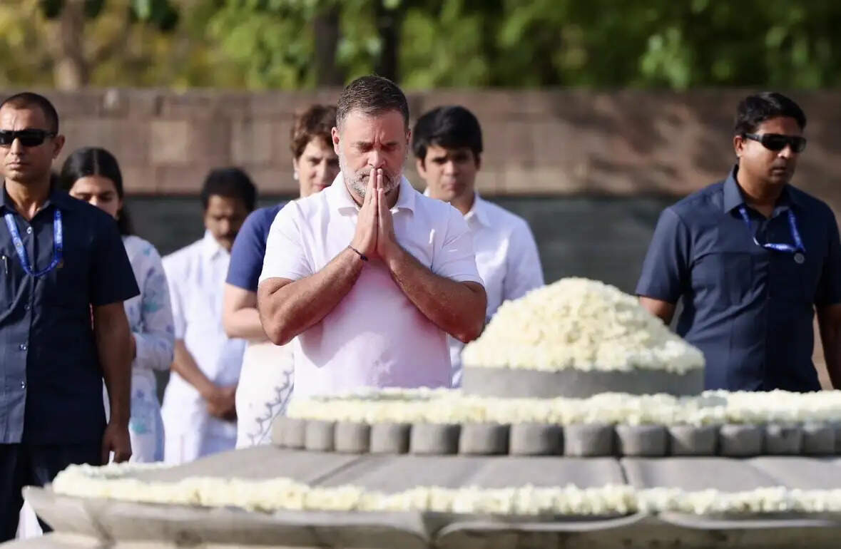 खरगे, सोनिया, राहुल व अन्य ने वीर भूमि पहुंचकर दी पूर्व प्रधानमंत्री राजीव गांधी को श्रद्धांजलि