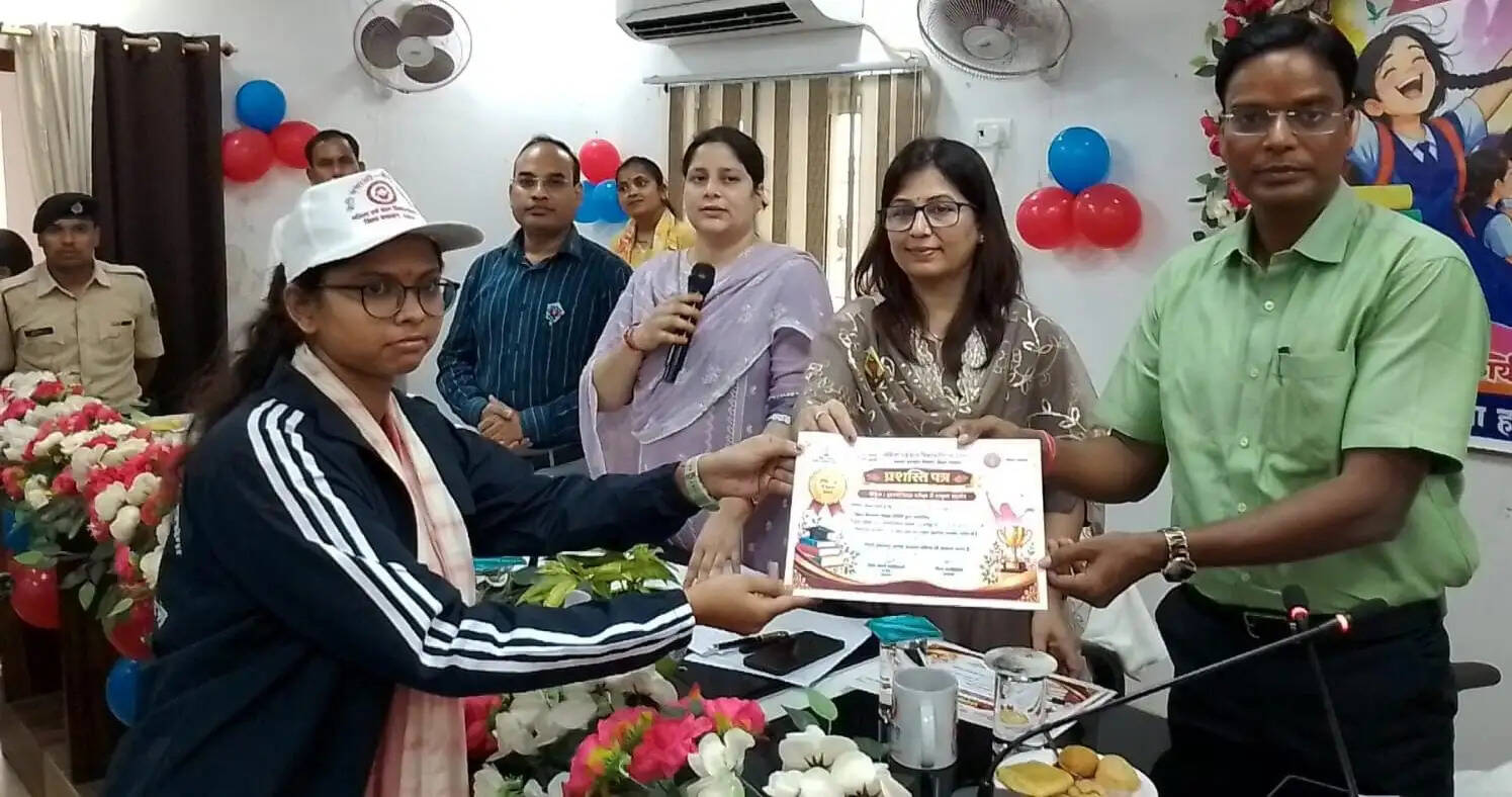 अंतरराष्ट्रीय बालिका दिवस पर मेधावी बच्चों को किया गया सम्मानित