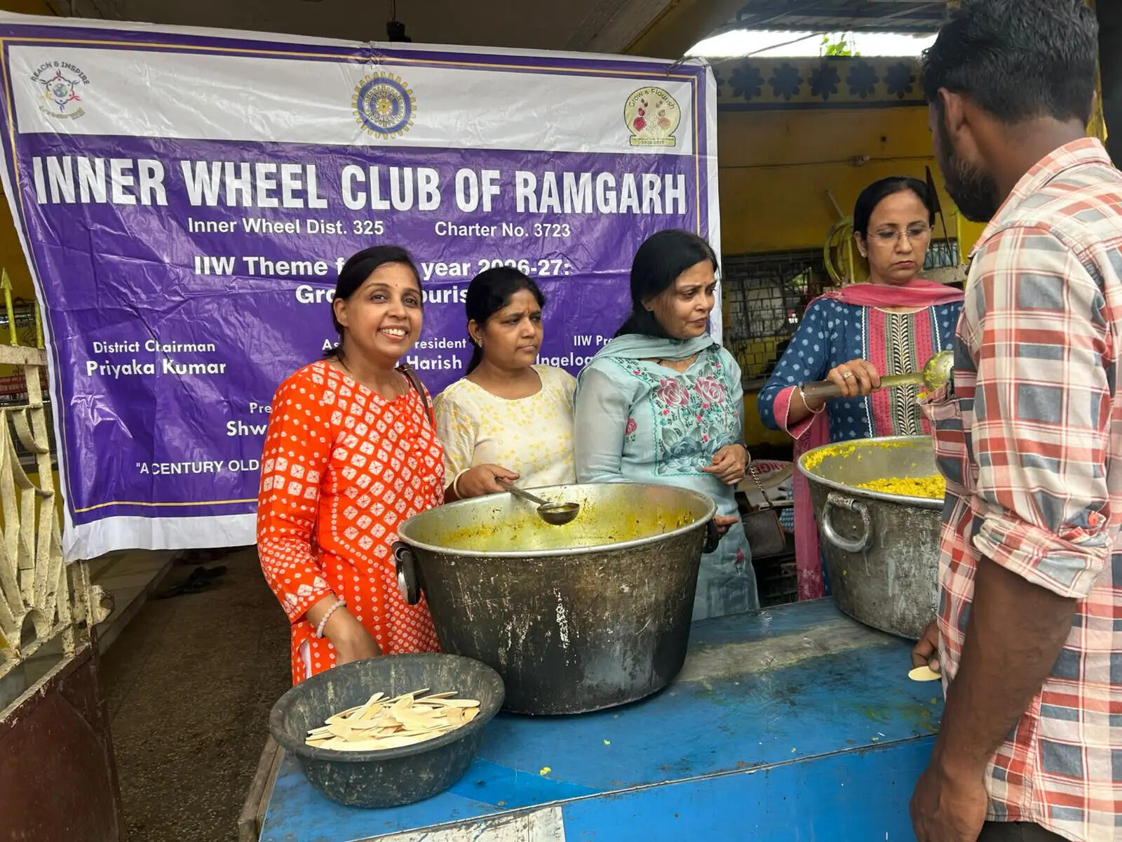 इनर व्हील क्लब ने जरूरतमंदों में बांटी खिचडी
