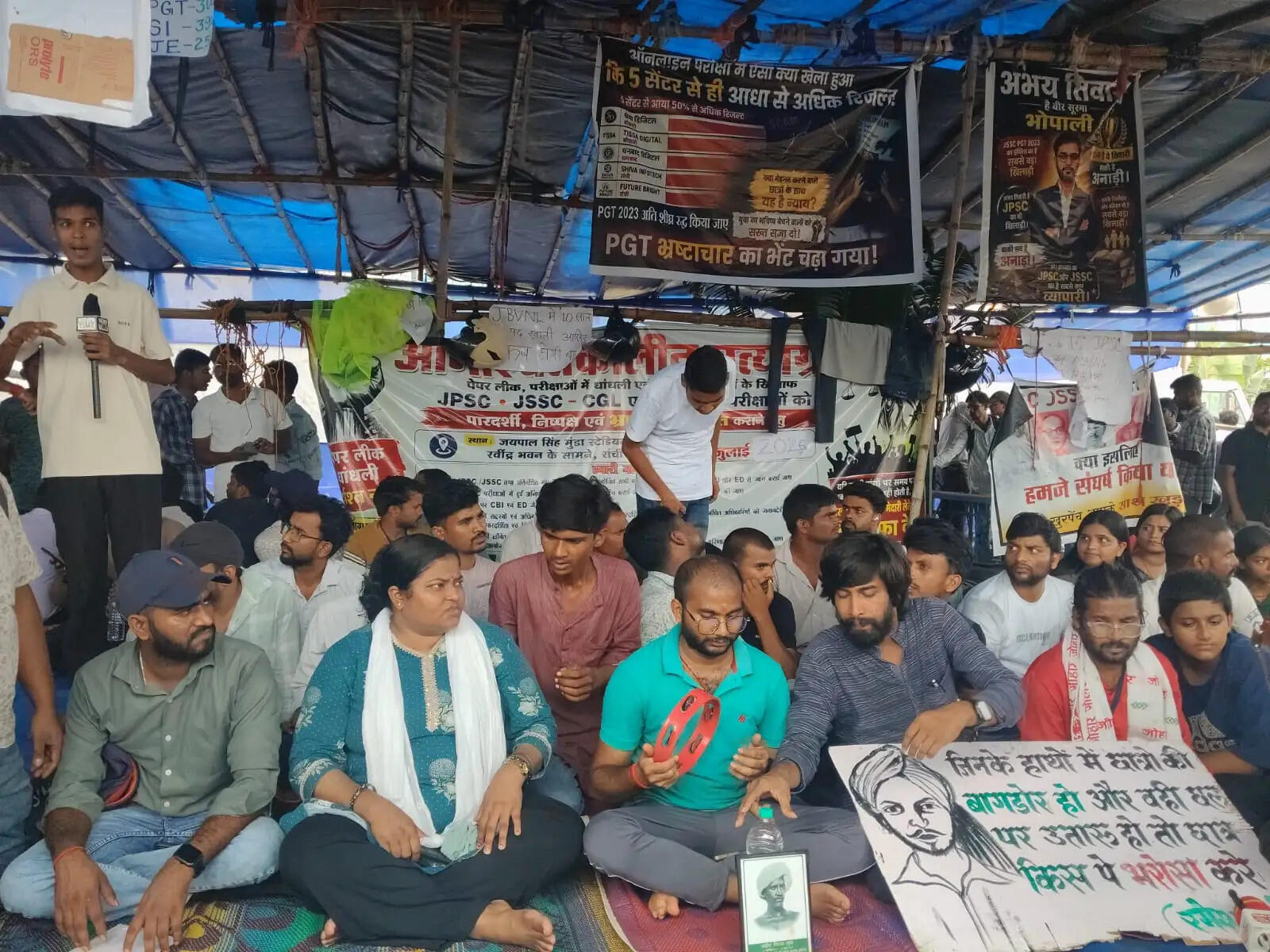 जेपीएससी-जेएसएससी परीक्षा में अनियमितता : आंदोलन के 14वें दिन तबियत बिगड़ने पर एक अनशकारी को भेजा गया अस्पताल