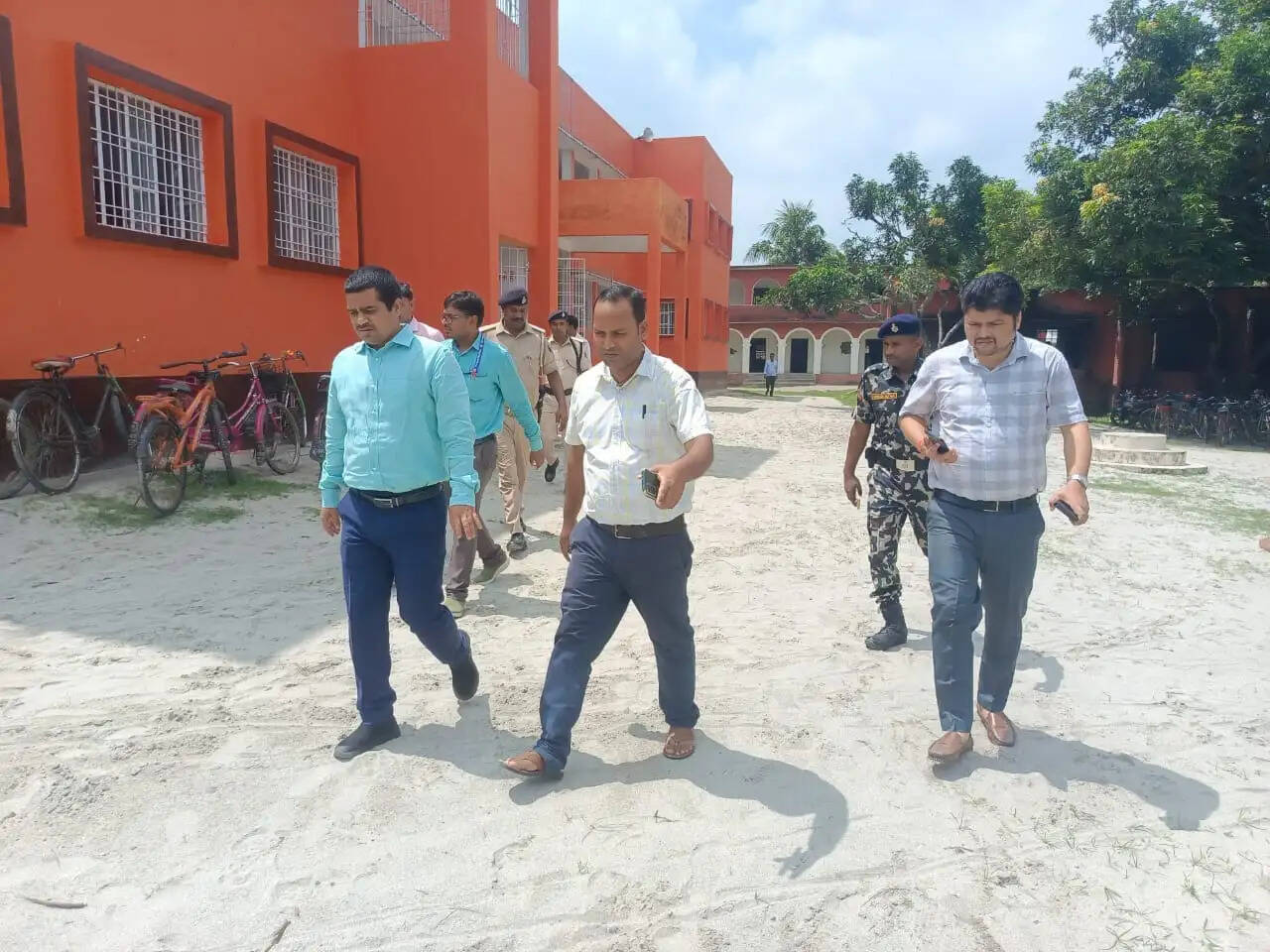 डीएम ने विद्यालयों का किया औचक निरीक्षण, कमजोर बच्चों के लिए विशेष कक्षा का निर्देश