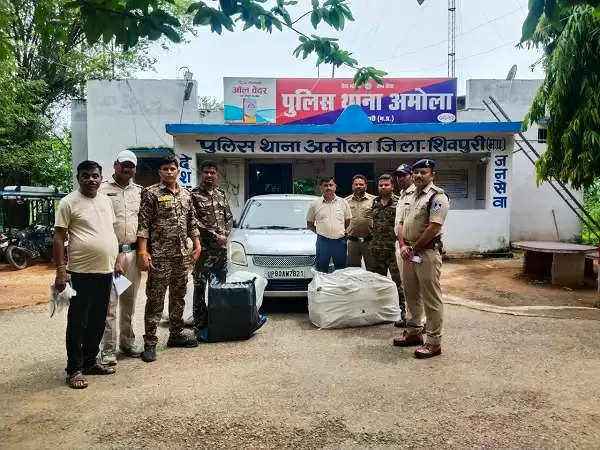 पुलिस चेकिंग में कार की तलाशी में मिली 20 पेटी देशी शराब और तीन पेटी बियर