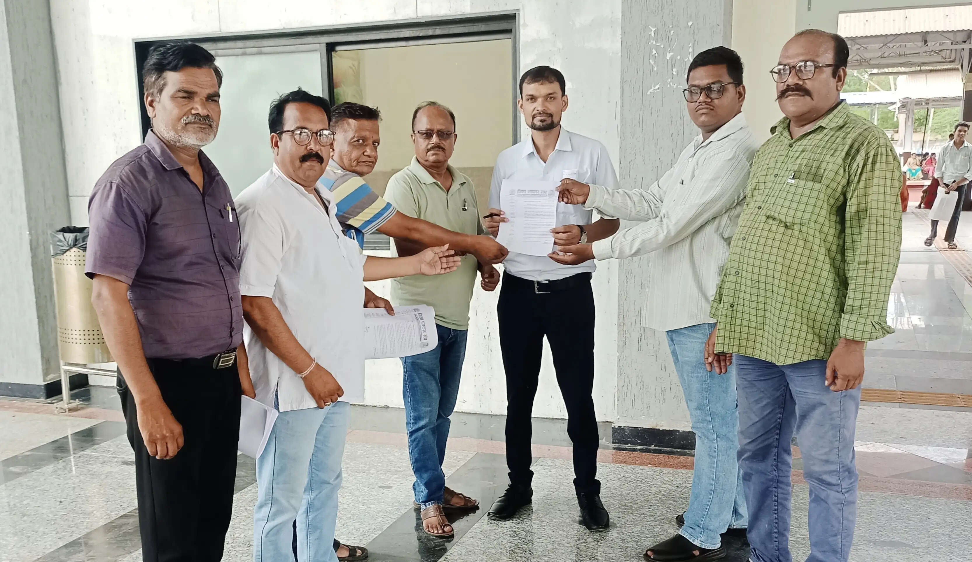 अमृत भारत स्टेशन से महापुरुषों के शिलालेख हटाने पर विरोध, पुनर्स्थापना की मांग