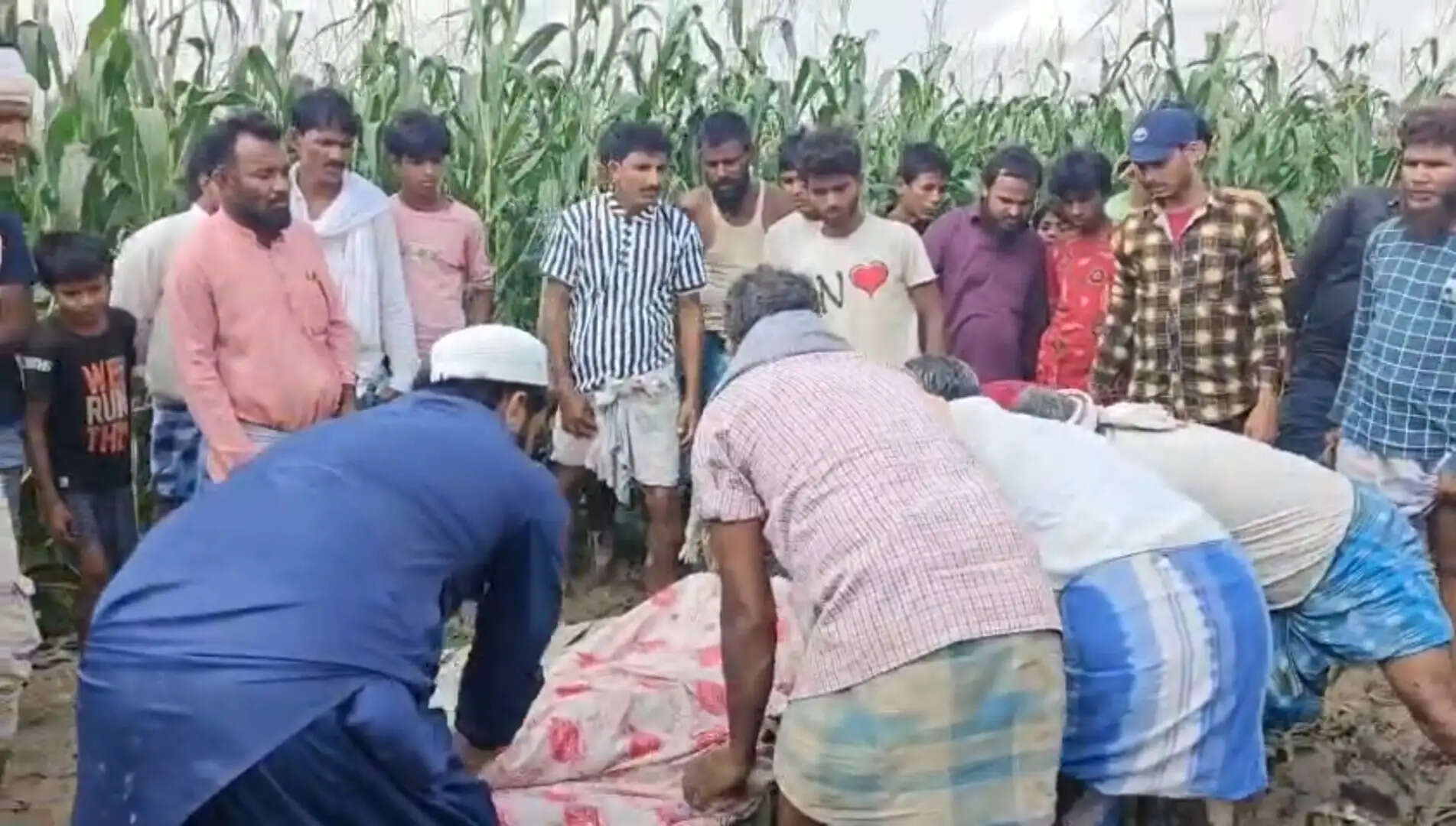 मकई के खेत में गला रेतकर महिला की हत्या,पुलिस जांच में जुटी
