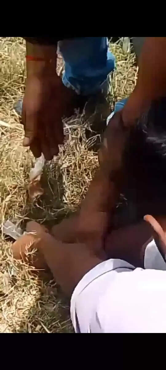 टोलप्लाज़ा के कट पर वसूली को लेकर भिड़े दो पक्ष, पिस्टल छाेड़कर भागा युवक