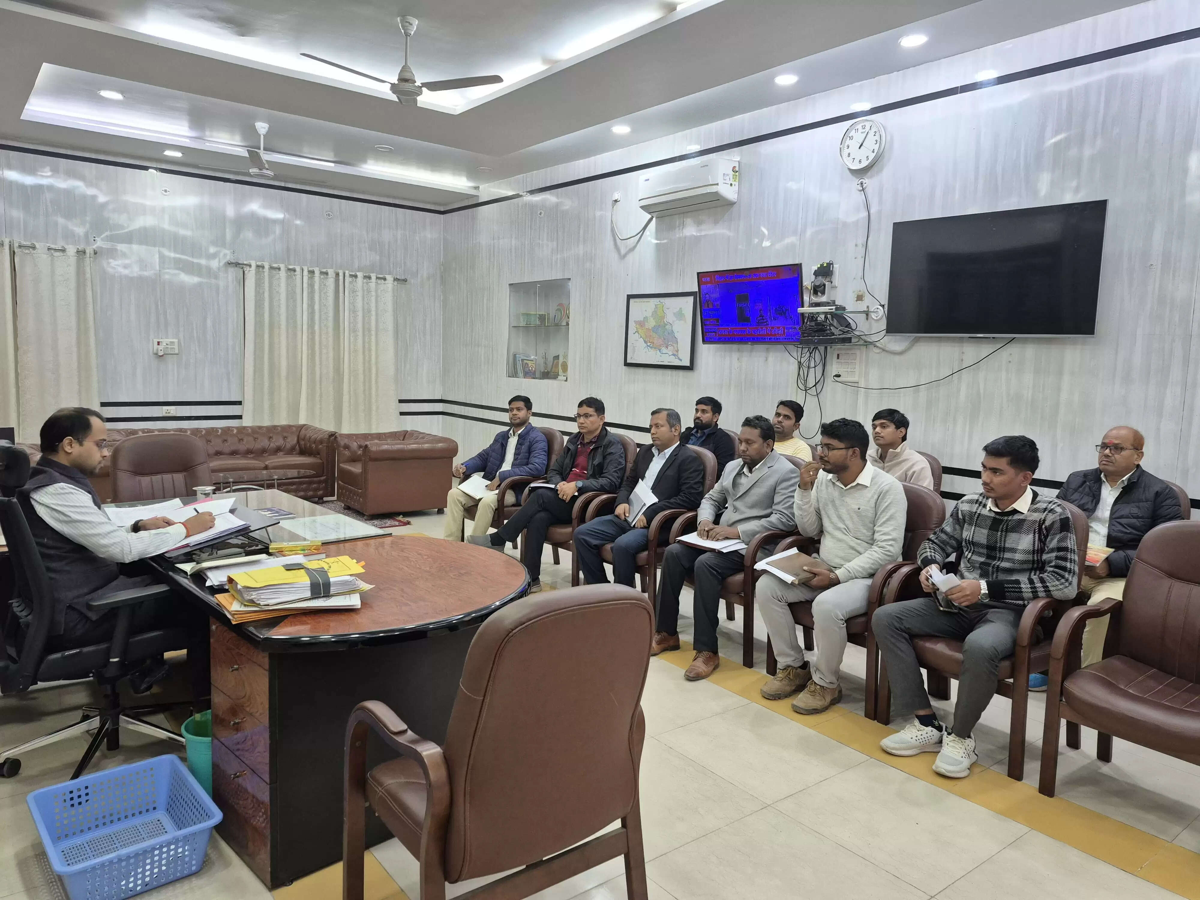 डीएम ने मुख्यमंत्री की योजनाओं के क्रियान्वयन में समयबद्ध प्रगति लाने का दिया आदेश