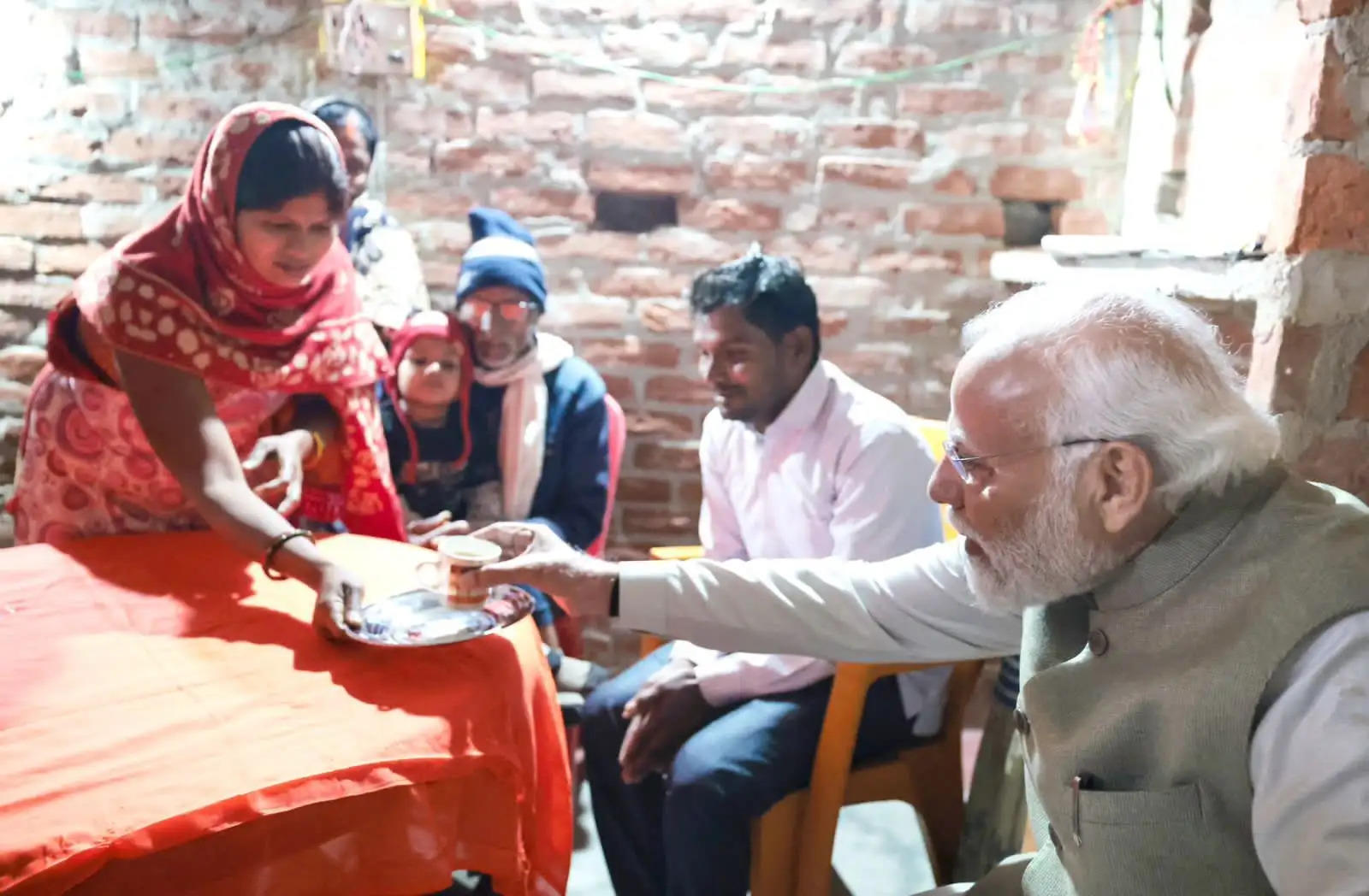 अयोध्या में उज्ज्वला योजना की लाभार्थी के घर अचानक चाय पीने पहुंचे प्रधानमंत्री