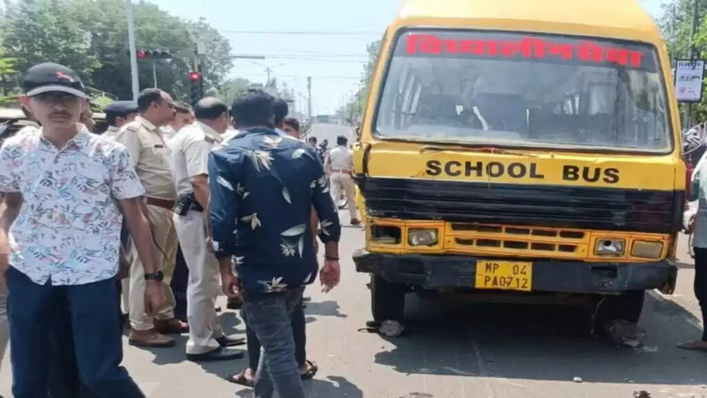 भाेपाल&nbsp;में&nbsp;रफ्तार&nbsp;का&nbsp;कहर, ब्रेक&nbsp;फेल&nbsp;हाेने&nbsp;के&nbsp;बाद&nbsp;बस ने 8 गाड़ियों को टक्कर मारी, एक&nbsp;की&nbsp;माैत