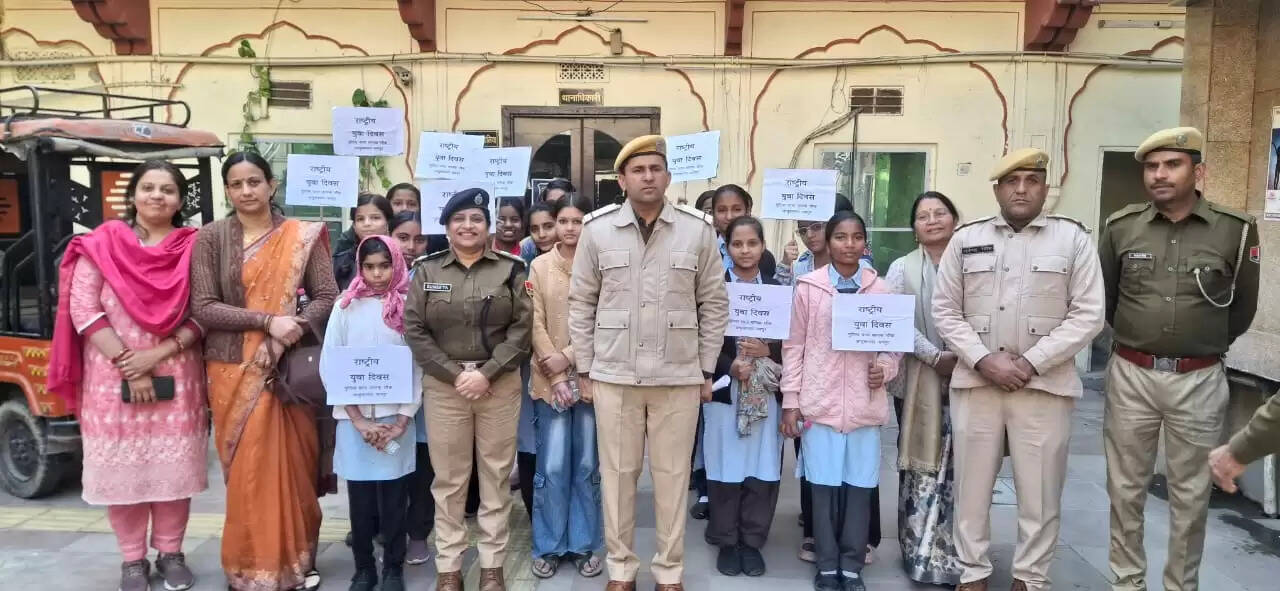 युवा शक्ति और खाकी का संगम: माणक चौक थाने में छात्राओं ने जानी पुलिस की कार्यप्रणाली