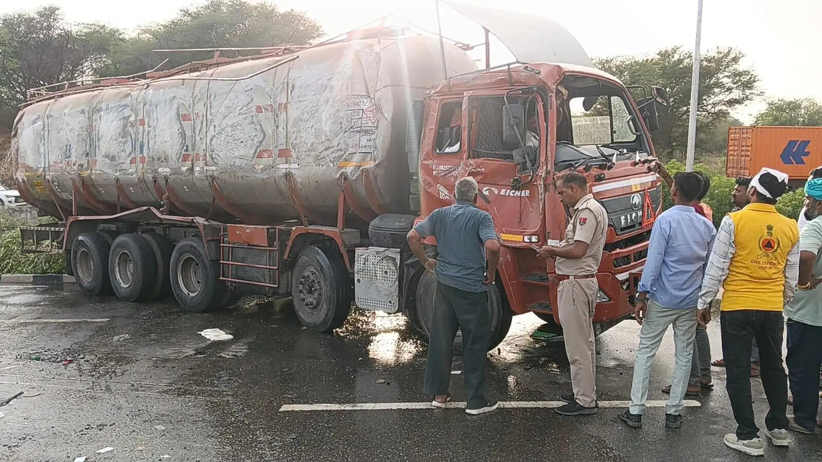 ज्वलनशील इथेनॉल से भरा टैंकर पलटा:&nbsp;पुलिस-दमकल ने संभाला मोर्चा