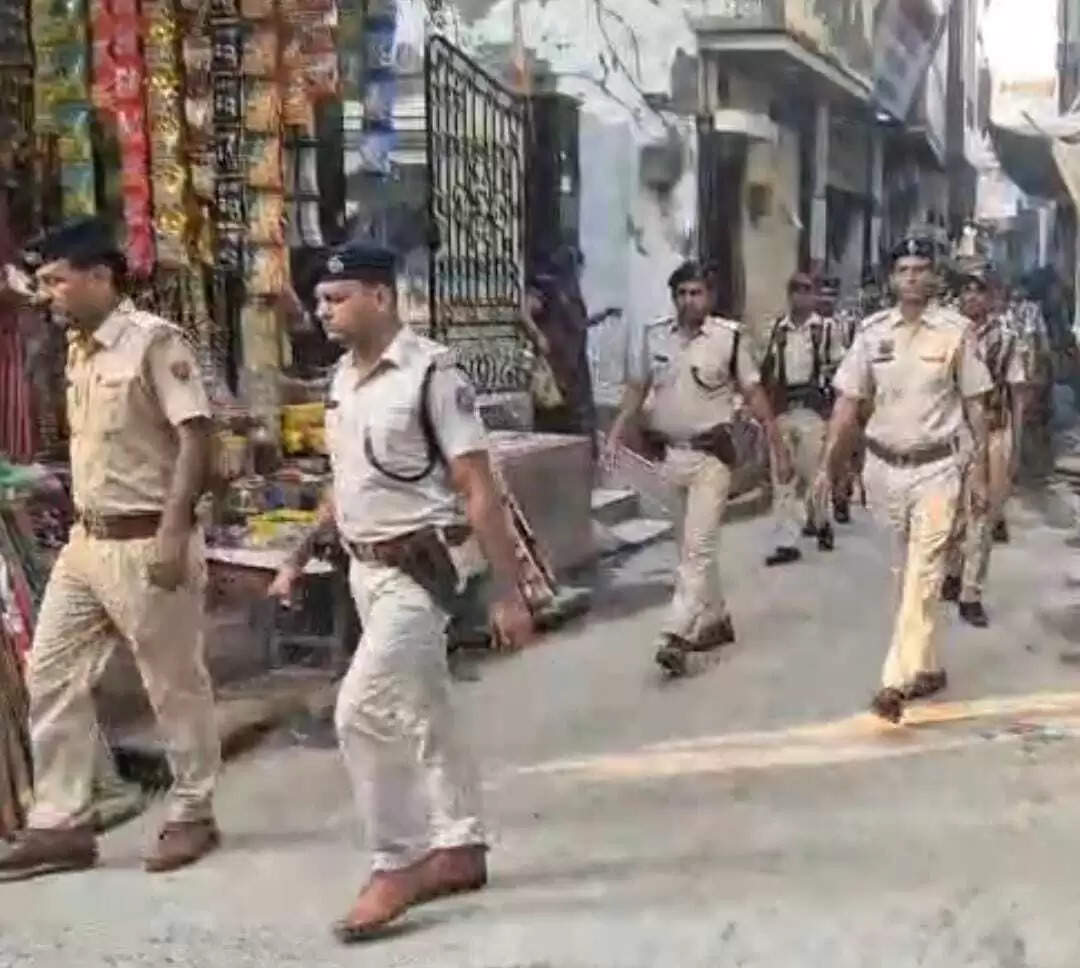 पलवल : चुनाव को लेकर प्रशासन अलर्ट, पुलिस व पैरामिलिट्री फोर्स ने निकाला फ्लैग मार्च